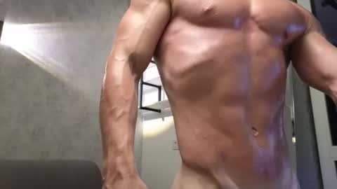 elliot_muscle04 online show from August 2, 6:15 pm