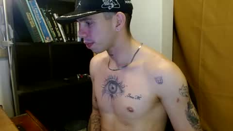 elliot_uwu online show from August 12, 6:38 am