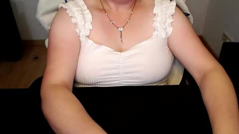 Elly online show from August 5, 6:44 am