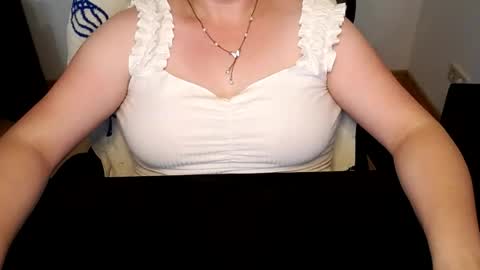 Elly online show from August 5, 1:42 pm