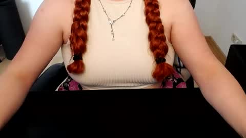 Elly online show from August 7, 1:22 pm