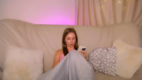  Elly  online show from August 12, 6:05 am
