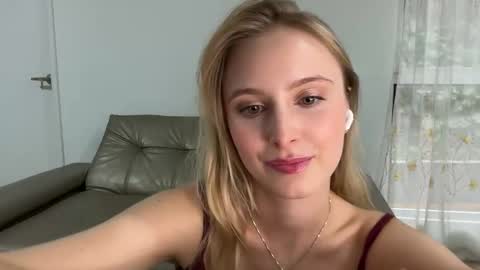 ellykeyofficial online show from June 4, 8:35 pm