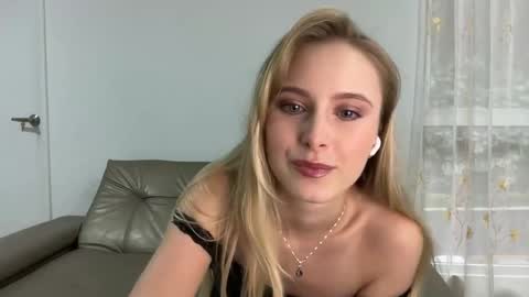 ellykeyofficial online show from June 7, 9:09 pm