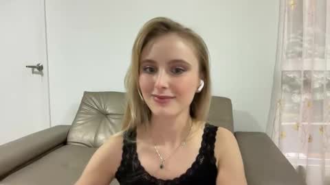 ellykeyofficial online show from June 7, 10:15 pm