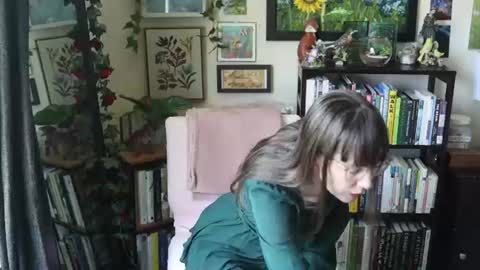Elly Naomi online show from June 27, 5:05 pm