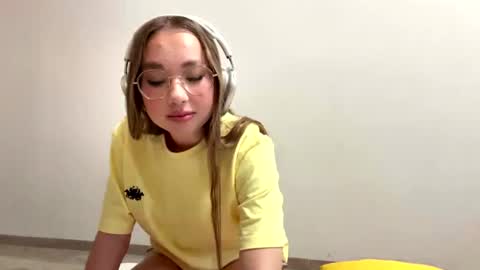 Elly online show from August 15, 7:01 am