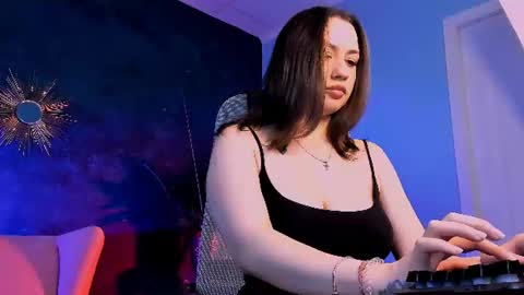 elsahansen online show from August 6, 1:43 pm