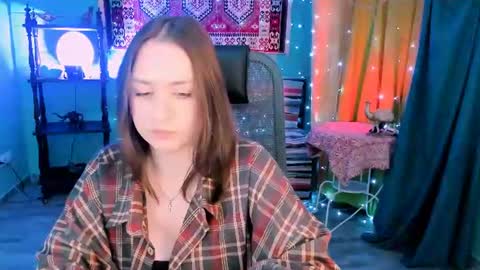 elsahansen online show from August 7, 10:37 am