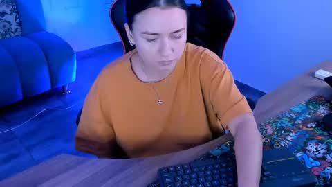 elsahansen online show from August 13, 5:54 am