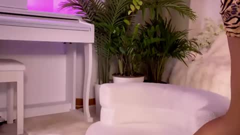 elysianoir_ online show from August 14, 3:43 am