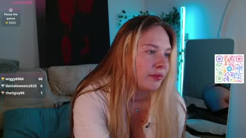 emelizz online show from August 4, 6:21 am