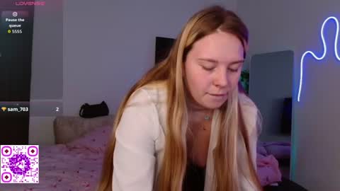 emelizz online show from August 13, 5:21 am