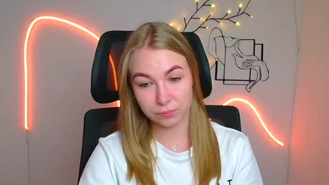 Emilia online show from August 12, 1:02 pm