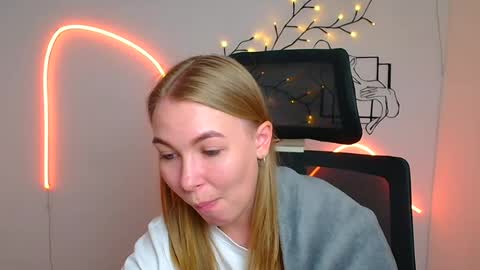 Emilia online show from August 12, 2:08 pm
