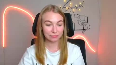 Emilia online show from August 12, 3:14 pm