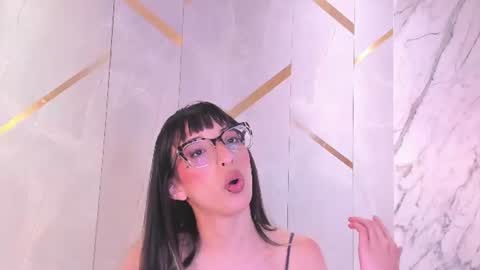 emiliabell_ online show from August 6, 4:06 pm
