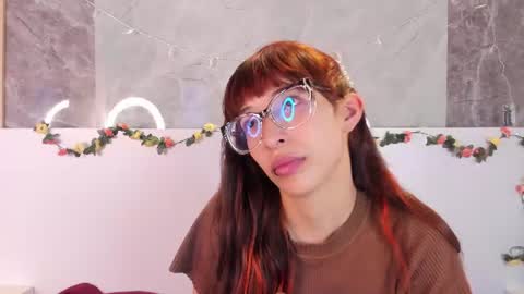 emiliabell_ online show from August 18, 12:44 pm
