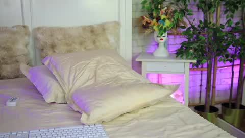 emillybronte online show from July 31, 11:21 pm