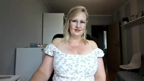 EmillyLove online show from June 18, 10:59 am