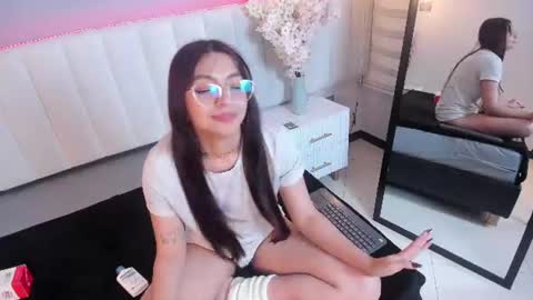 emily_brooks__ online show from August 13, 9:45 am