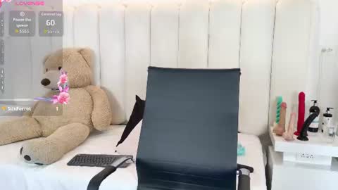emily_hilton1 online show from July 25, 6:34 pm