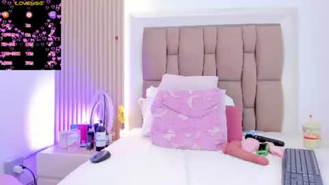 emily_rivas_ online show from August 10, 9:00 am