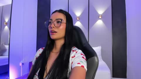 emily_tolson online show from August 12, 10:34 pm