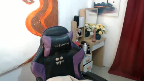 emily_xo143 online show from July 7, 11:36 am