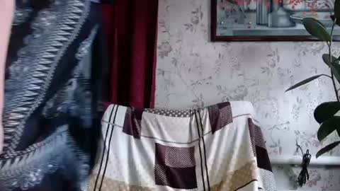 EmilyDoth online show from July 17, 9:20 am
