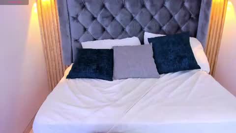 emilygracce online show from August 10, 4:52 pm