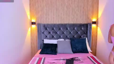 emilygracce online show from August 12, 12:18 pm