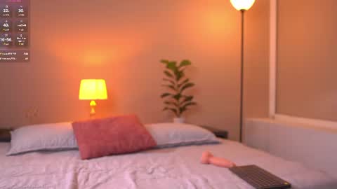 emilyjonss_ online show from August 12, 8:00 pm