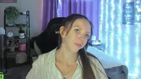 EmilyStevart online show from August 6, 11:09 am