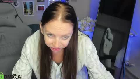 EmilyStevart online show from August 10, 9:33 am