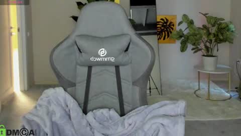 EmilyStevart online show from August 11, 5:20 am