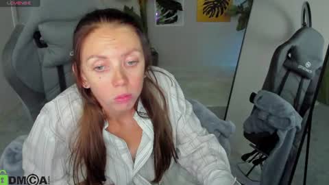 EmilyStevart online show from August 11, 11:56 am