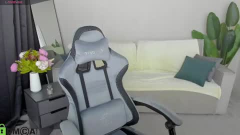 EmilyStevart online show from August 12, 4:59 am