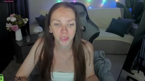 EmilyStevart online show from August 12, 6:05 am