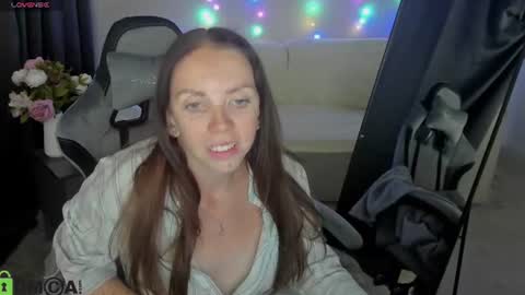 EmilyStevart online show from August 12, 9:22 am