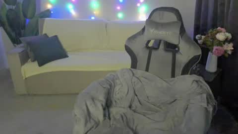 EmilyStevart online show from August 13, 9:34 am
