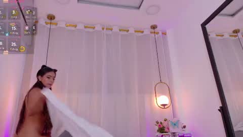 emilyy_bank online show from August 12, 12:46 am