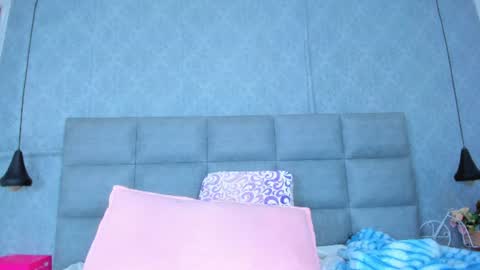 emilyy_r online show from August 6, 1:48 am
