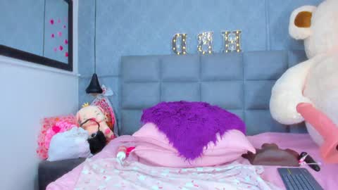 emilyy_r online show from August 6, 11:37 pm