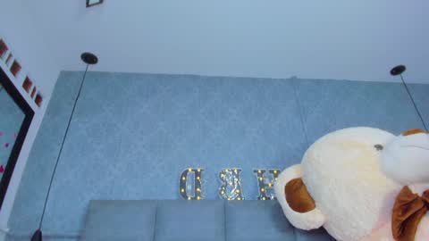 emilyy_r online show from August 7, 1:49 am