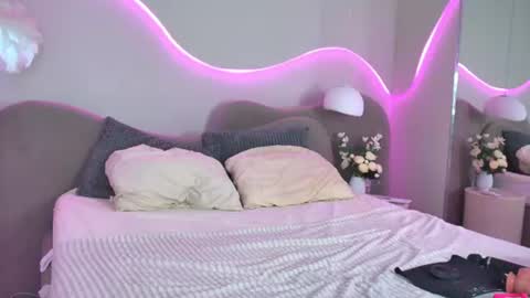 emisterling online show from August 9, 11:11 am