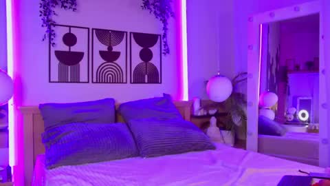 emisterling online show from August 14, 1:15 pm