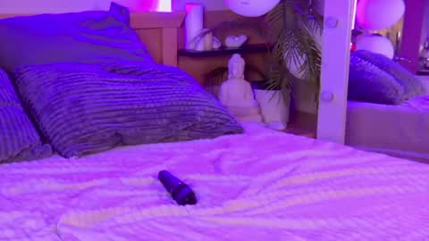 emisterling online show from August 14, 2:21 pm