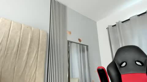 emma_and_aysha online show from August 14, 9:07 pm