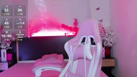 emma_ayala online show from August 4, 7:11 pm